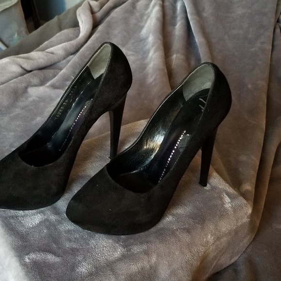 Black suede pumps - Picture 2 of 3